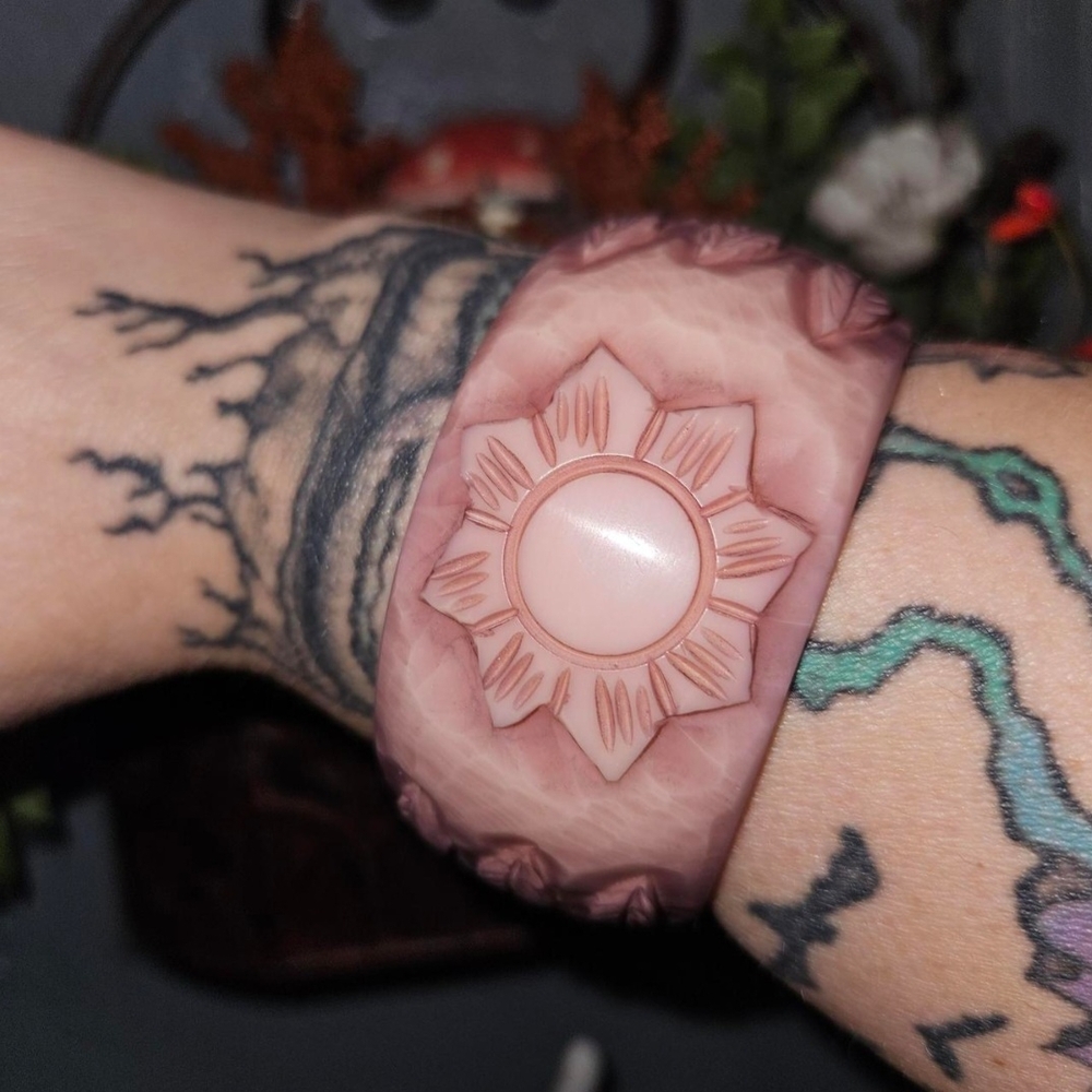 Vintage Mauve Pink Carved Floral Leaf Chunky Plastic Bangle Bracelet